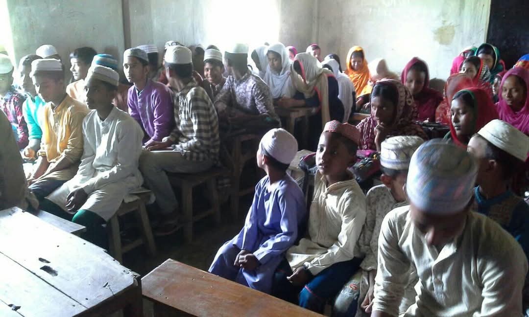 কোন এক বিশেষ আলোচলায় শিক্ষার্থীদের তোলা ছবি।